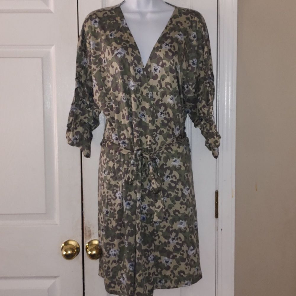 Ultra Soft army green and floral robe  Sz L